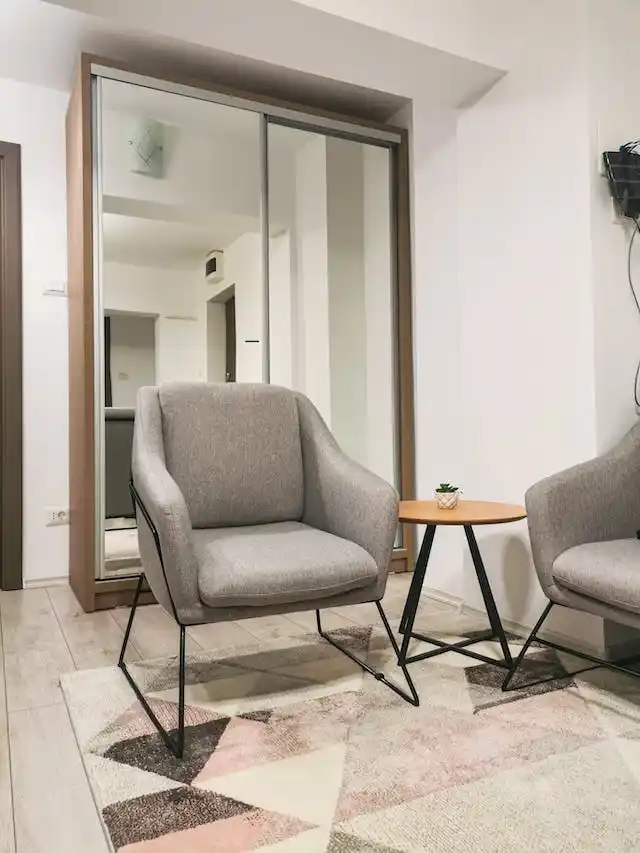 Alleinstehende Stühle in Wohnung mit Beistelltisch
